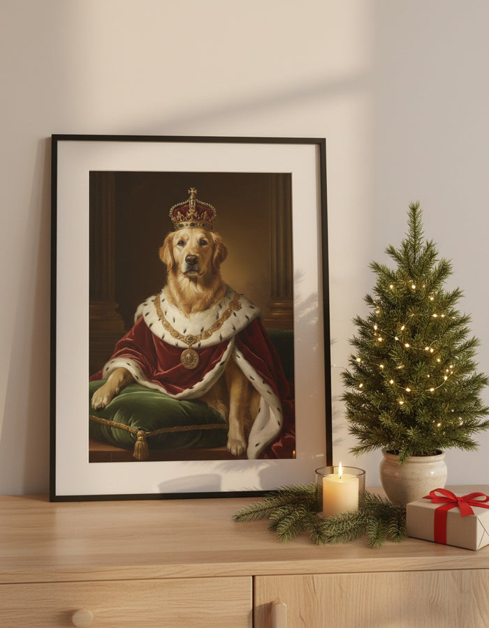 Ritratto da re di un Golden Retriever come poster incorniciato accanto a un piccolo albero di Natale